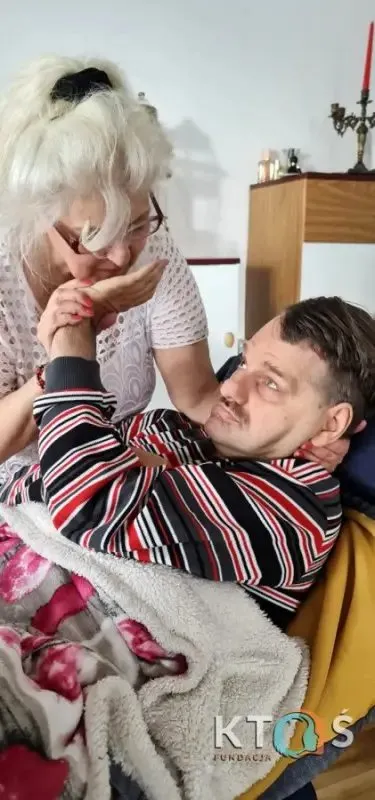 Kobieta przytulająca dorosłego syna