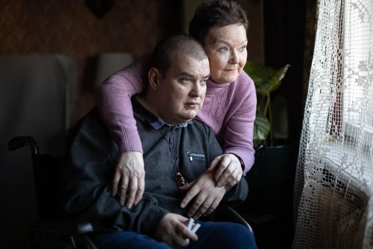 Kobieta przytulająca mężczyznę wśród jesiennych liści